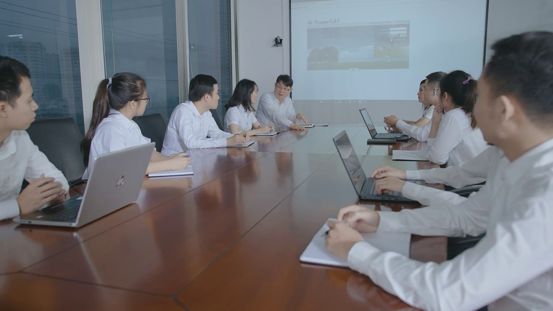 Buổi tư vấn quanh bàn họp, màn hình trình bày K.System G&I