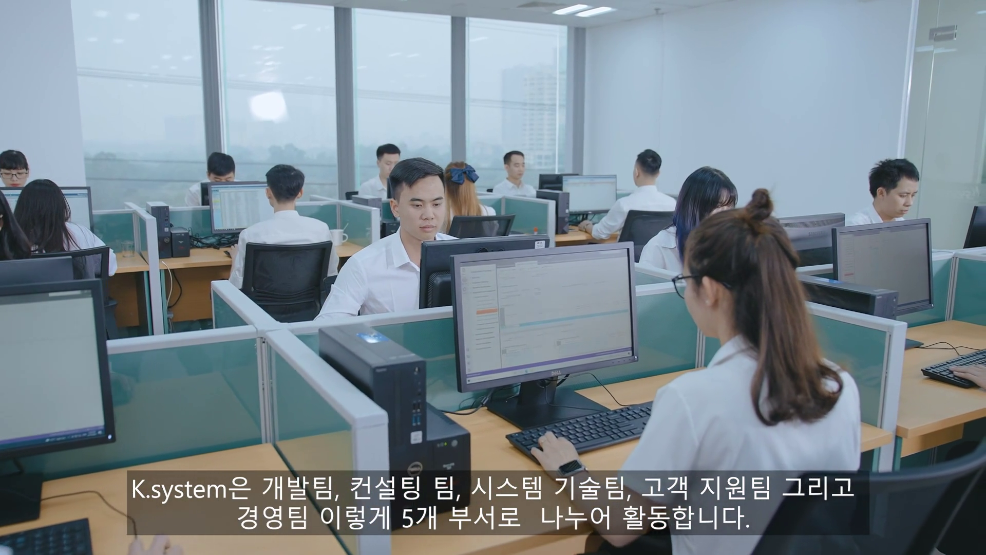Nhóm nhân viên phát triển làm việc tại các bàn máy trong văn phòng