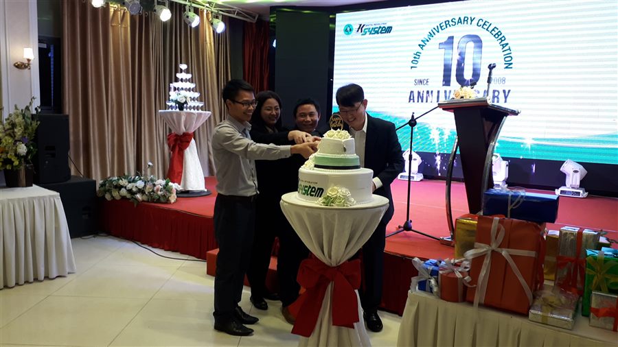 Cắt bánh trong lễ kỷ niệm 10 năm